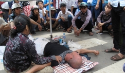 Bị tố đòi hiếp dâm, người đàn ông nằm giữa đường ăn vạ